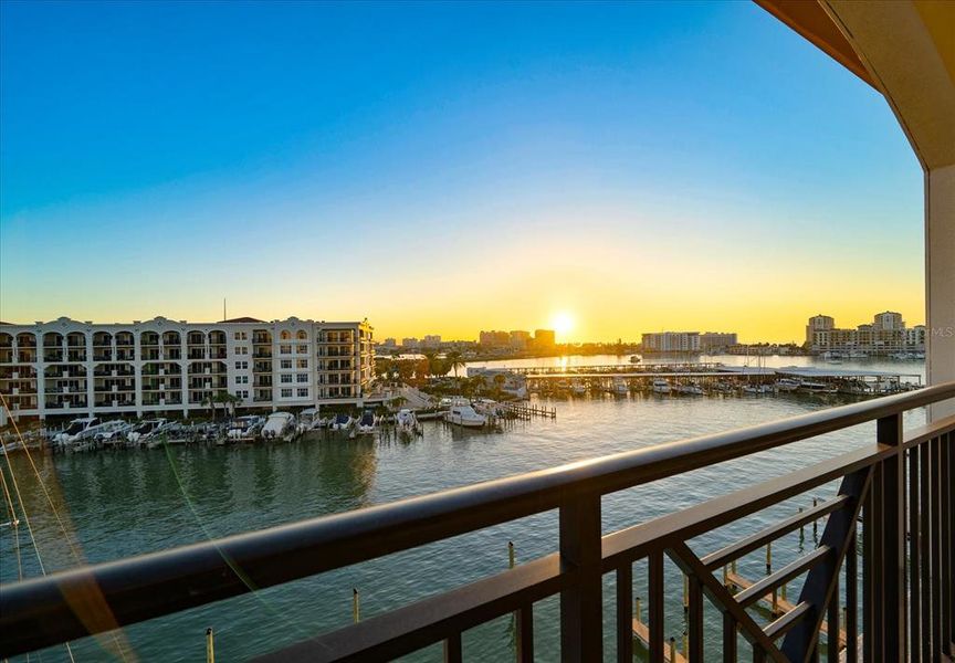 Condo located in Clearwater, FL showcasing its design and architecture (Image 27).