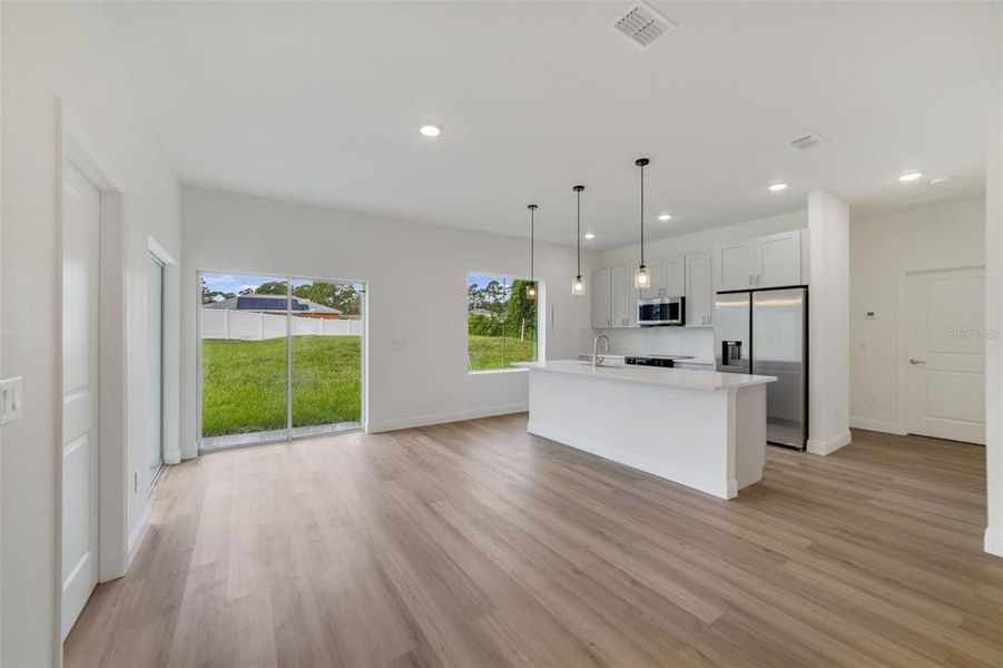 Spacious, unfurnished interior of a new home in , Deland (Image 18).