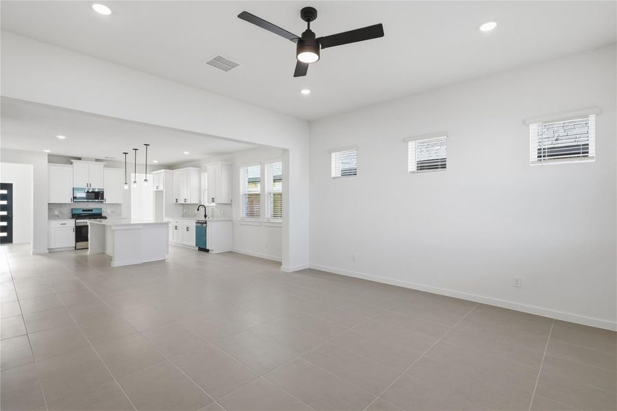 Spacious, unfurnished interior of a new home in Foxtail Palms, Manvel (Image 33).