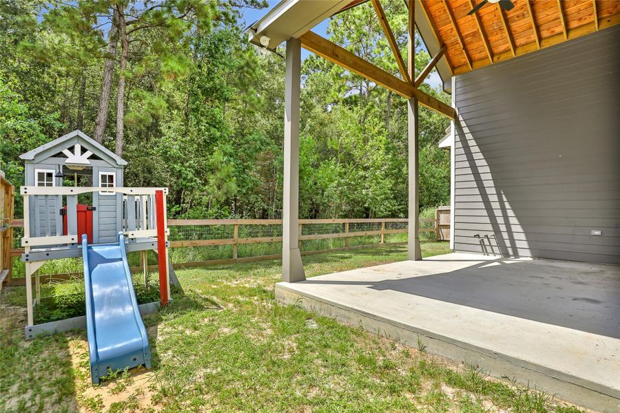 Exterior details and patio area of a home in , Anahuac (Image 3).