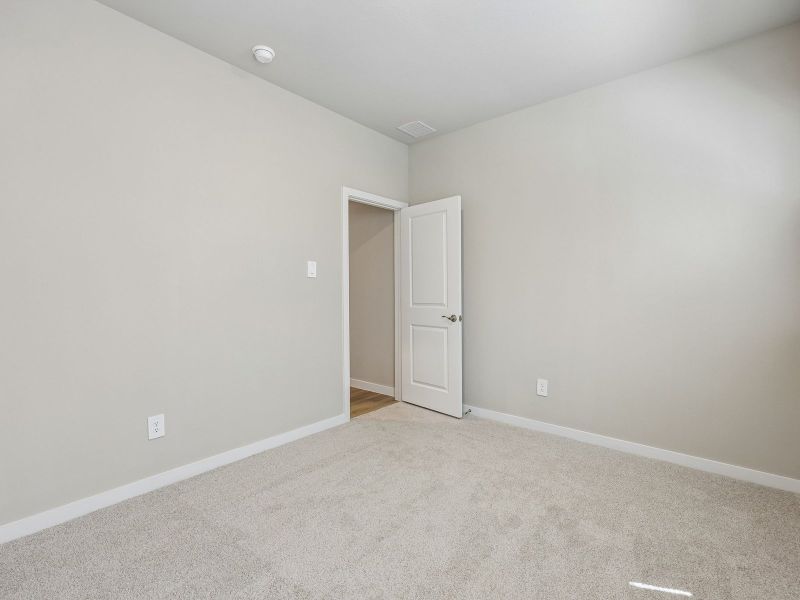 Spacious, unfurnished interior of a new home in Oak Ridge Park, Corinth (Image 13).