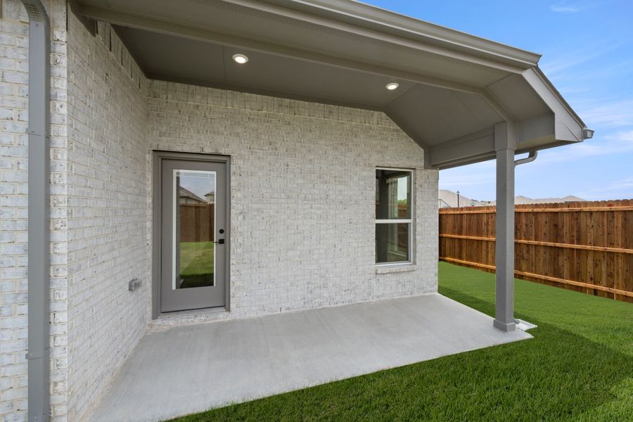 Exterior details and patio area of a home in Hunters Ridge, Crowley (Image 3).