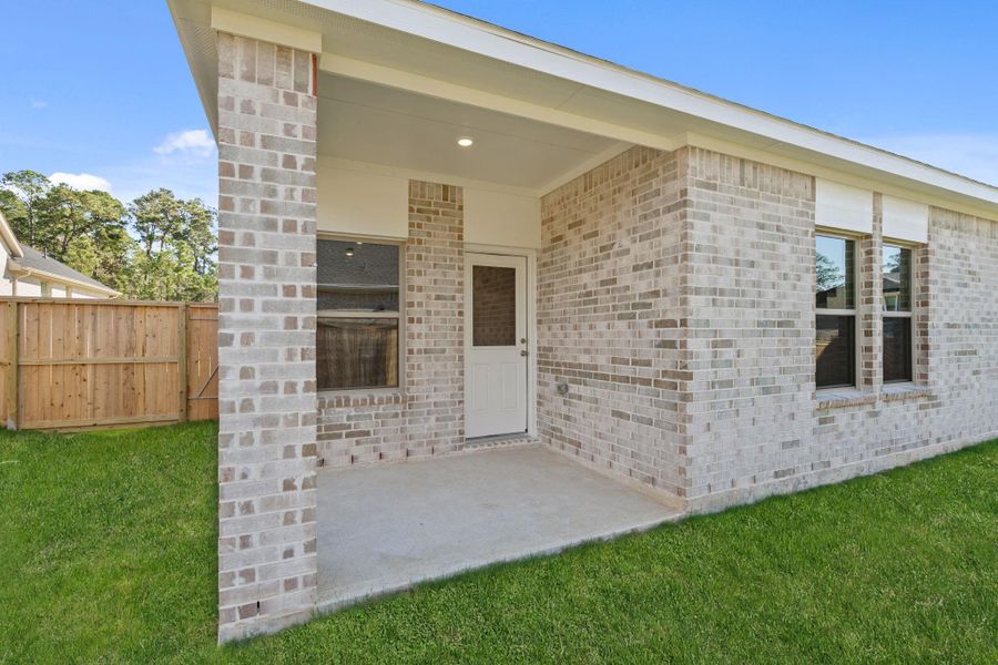 Exterior details and patio area of a home in Westridge Cove, Conroe (Image 4). Exterior details and patio area of a home in Westridge Cove, Conroe (Image 4).