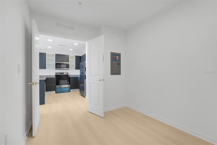 Spacious, unfurnished interior of a new home in , Orlando (Image 18).