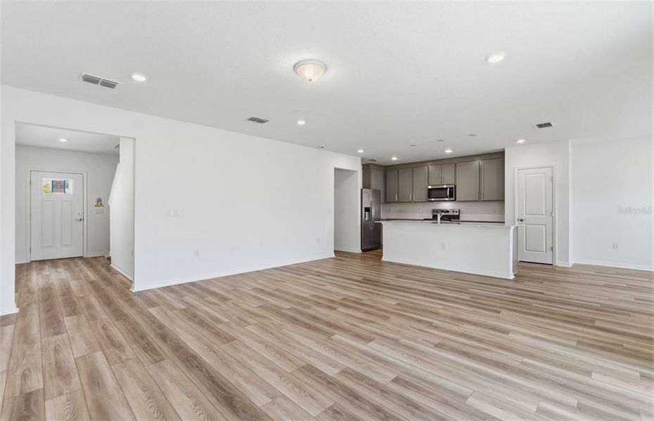 Spacious, unfurnished interior of a new home in Silverlake, Lake Alfred (Image 10).