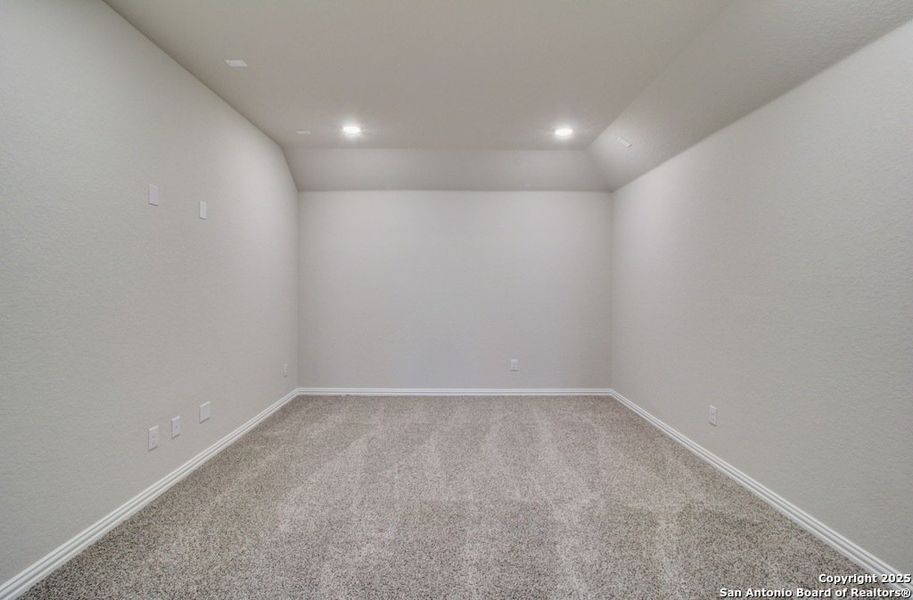Spacious, unfurnished interior of a new home in Meyer Ranch - Enclave, New Braunfels (Image 15).