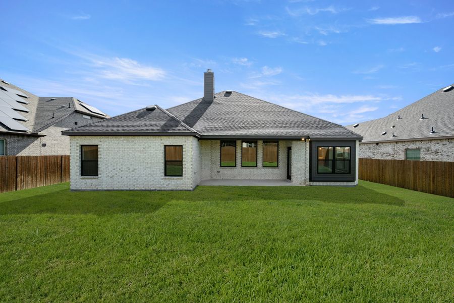 Exterior details and patio area of a home in Ridgepoint, Midlothian (Image 4).