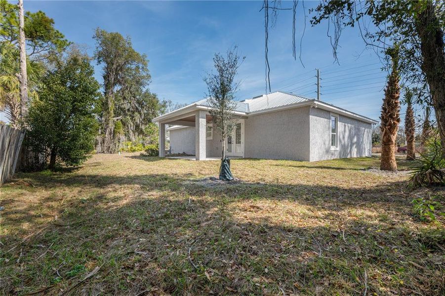Exterior details and patio area of a home in , Deland (Image 4).