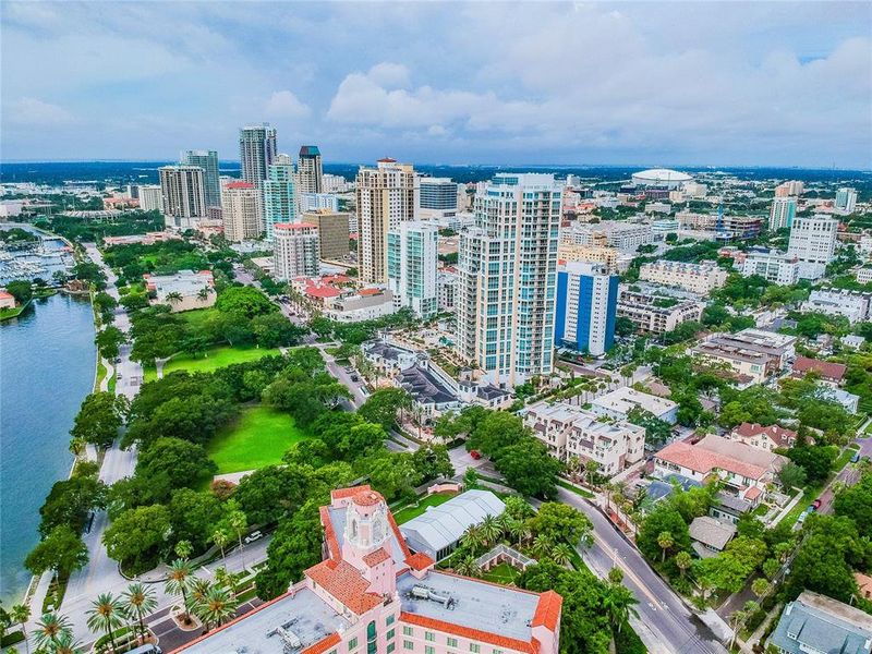 Condo located in St. Petersburg, FL showcasing its design and architecture (Image 4).