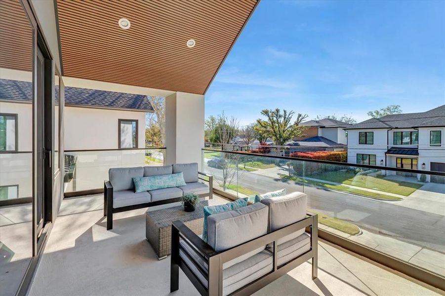 Exterior details and patio area of a home in , Dallas (Image 3).