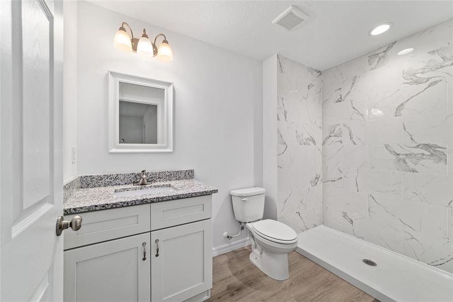 Furnished interior view inside a new home in , Dunnellon (Image 45).