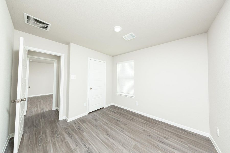 Spacious, unfurnished interior of a new home in Mackenzie Creek, Conroe (Image 16).