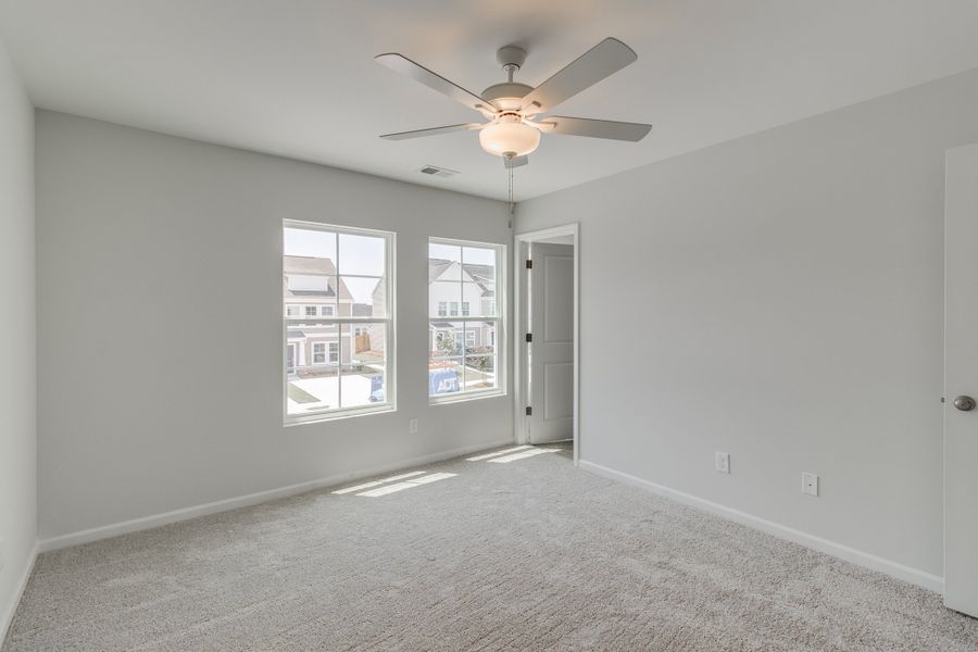 Spacious, unfurnished interior of a new home in Astoria, Columbia (Image 16).