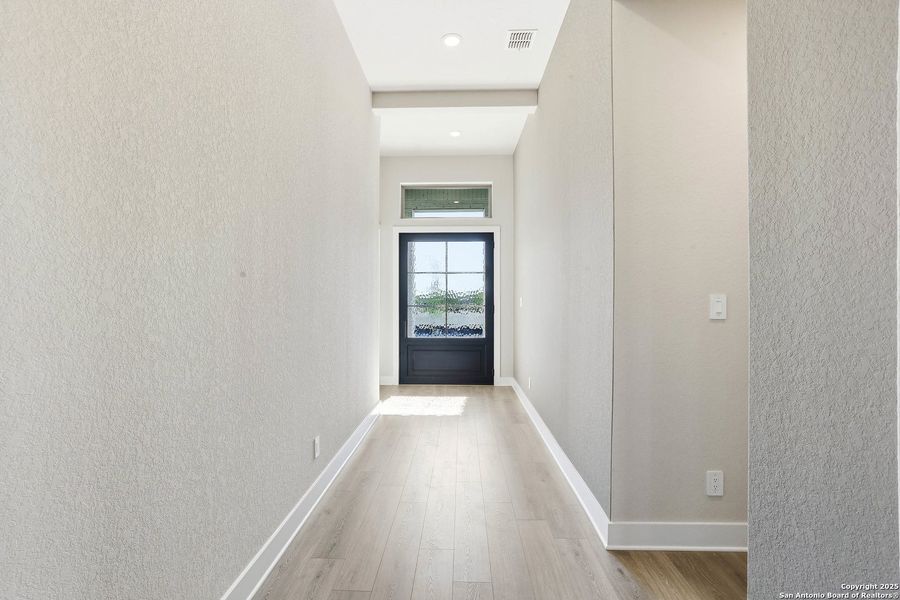 Spacious, unfurnished interior of a new home in Haby Hill 50s, San Antonio (Image 18). Spacious, unfurnished interior of a new home in Haby Hill 50s, San Antonio (Image 18).