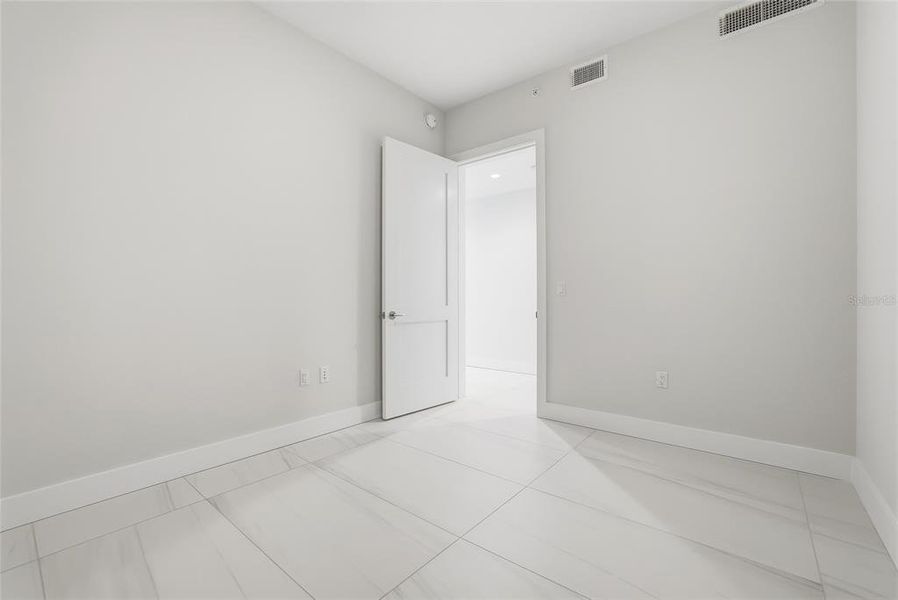 Spacious, unfurnished interior of a new home in , St. Petersburg (Image 27).