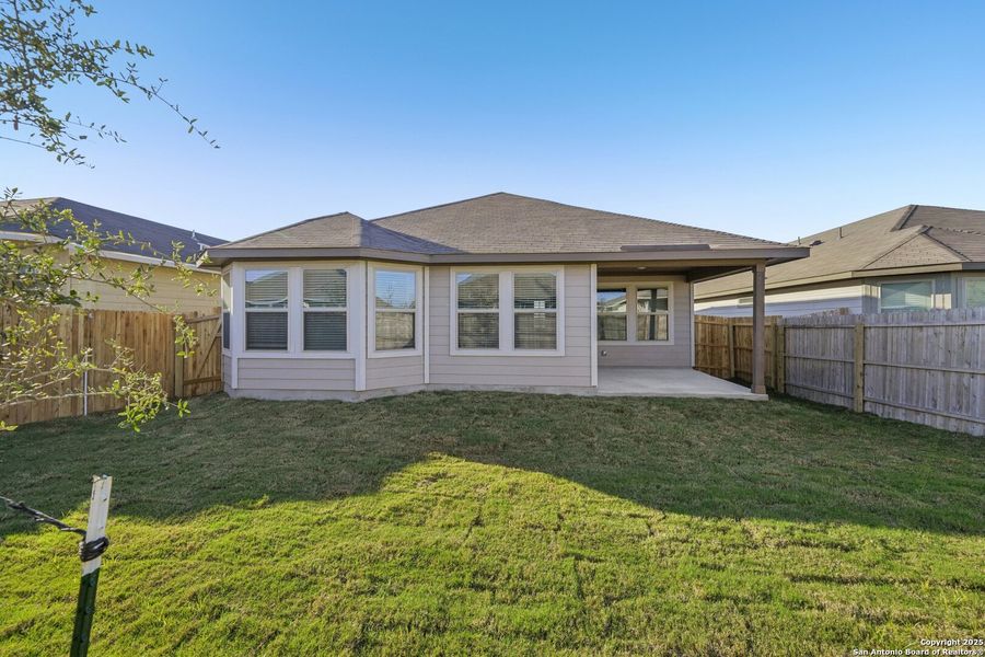 Exterior details and patio area of a home in Catalina, Converse (Image 3).