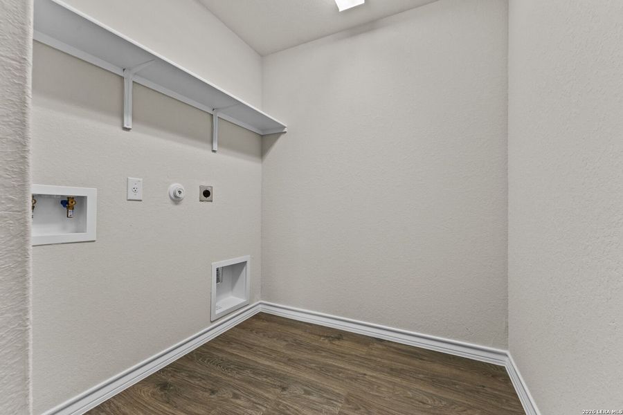 Spacious, unfurnished interior of a new home in Steele Creek, Cibolo (Image 24).