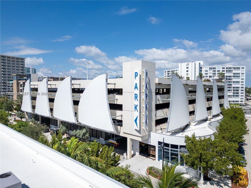 Condo located in Pompano Beach, FL showcasing its design and architecture (Image 23).