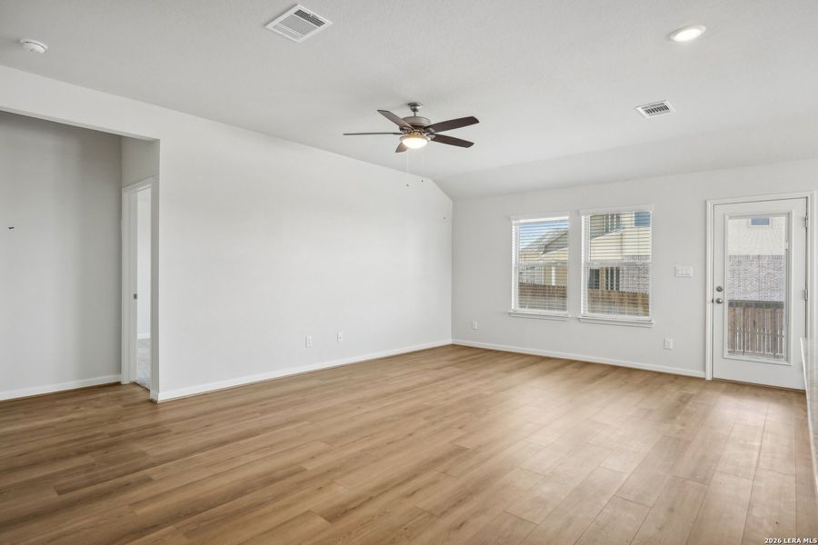 Spacious, unfurnished interior of a new home in Arcadia Ridge - Classic Series, San Antonio (Image 11).
