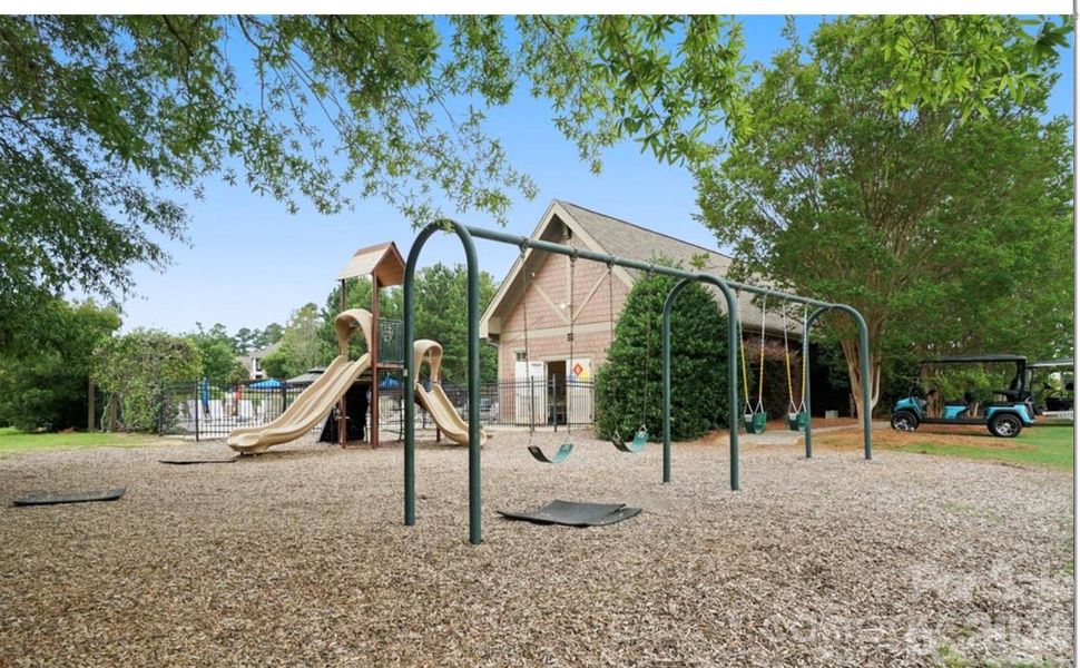 Community amenities in Village at North Reach, Charlotte (Image 32).