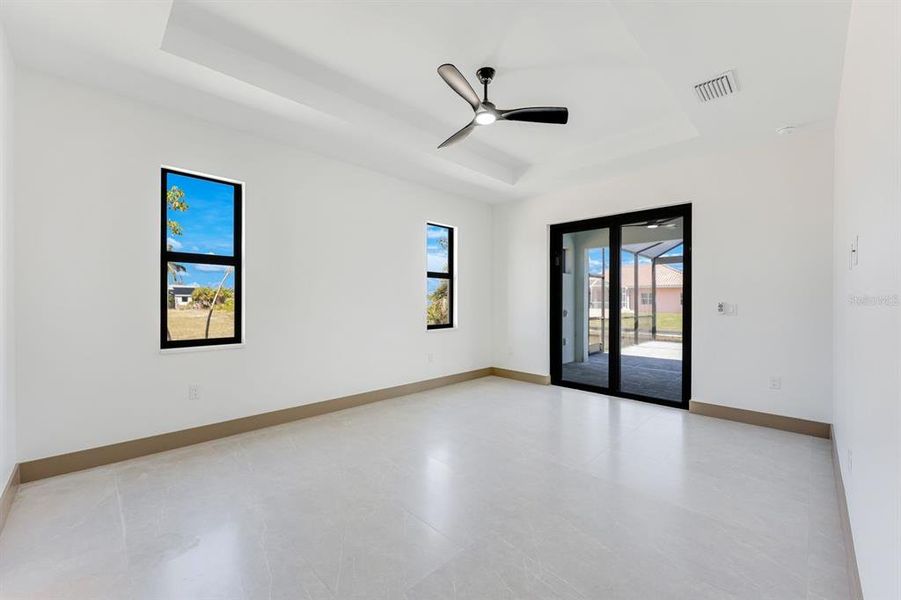 Spacious, unfurnished interior of a new home in , Cape Coral (Image 14).