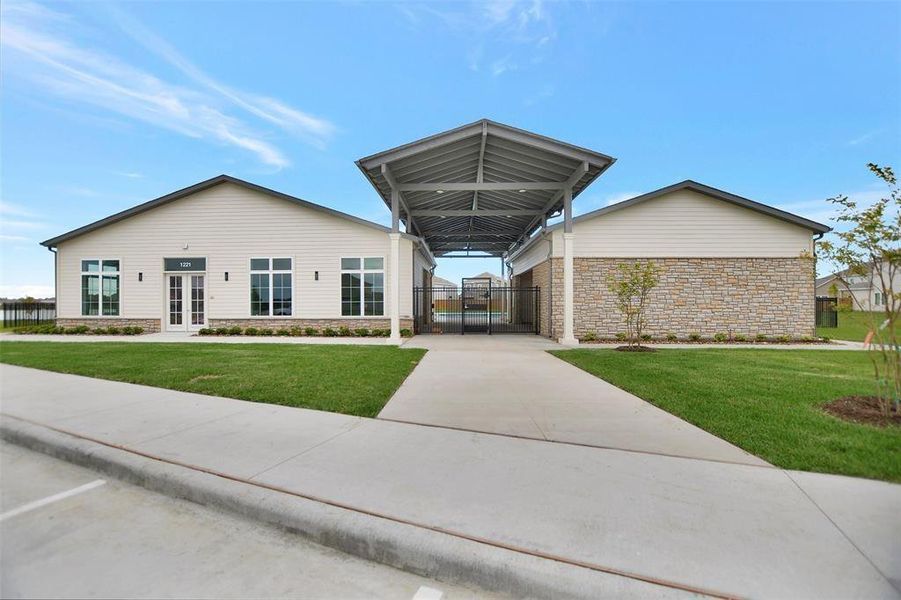 Enjoy the local amenities of Glendale Lakes like community pool Enjoy the local amenities of Glendale Lakes like community pool