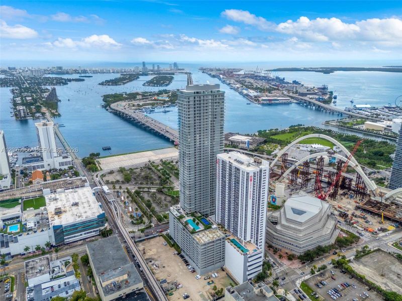 Condo located in Miami, FL showcasing its design and architecture (Image 22).