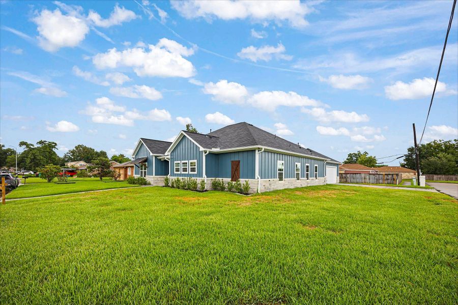 Exterior details and patio area of a home in , Baytown (Image 3).
