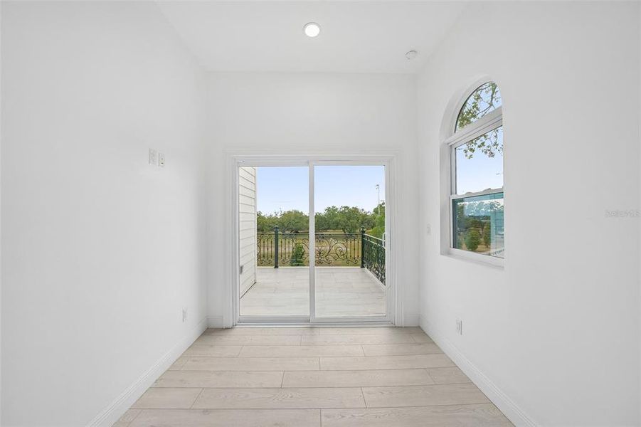 Spacious, unfurnished interior of a new home in , Tampa (Image 40).