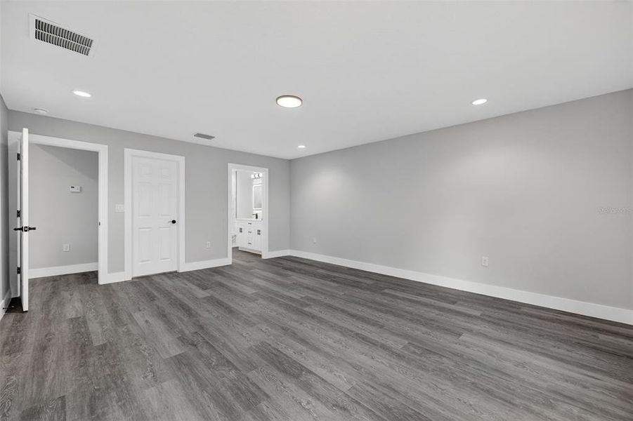 Spacious, unfurnished interior of a new home in , Dunnellon (Image 23).
