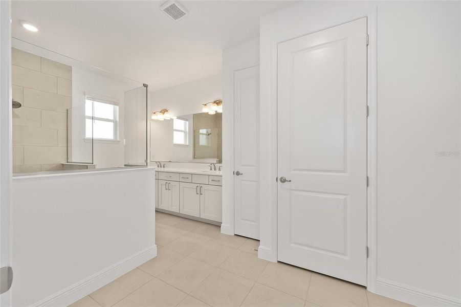 Furnished interior view inside a new home in , Ocala (Image 10).
