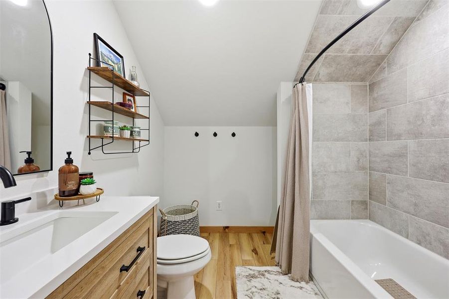 Furnished interior view inside a new home in , Lipan (Image 21).