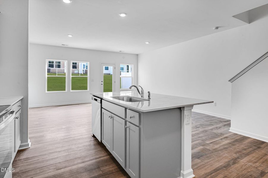 SUN_CaitlinCrossing_Pic_Cameron-16