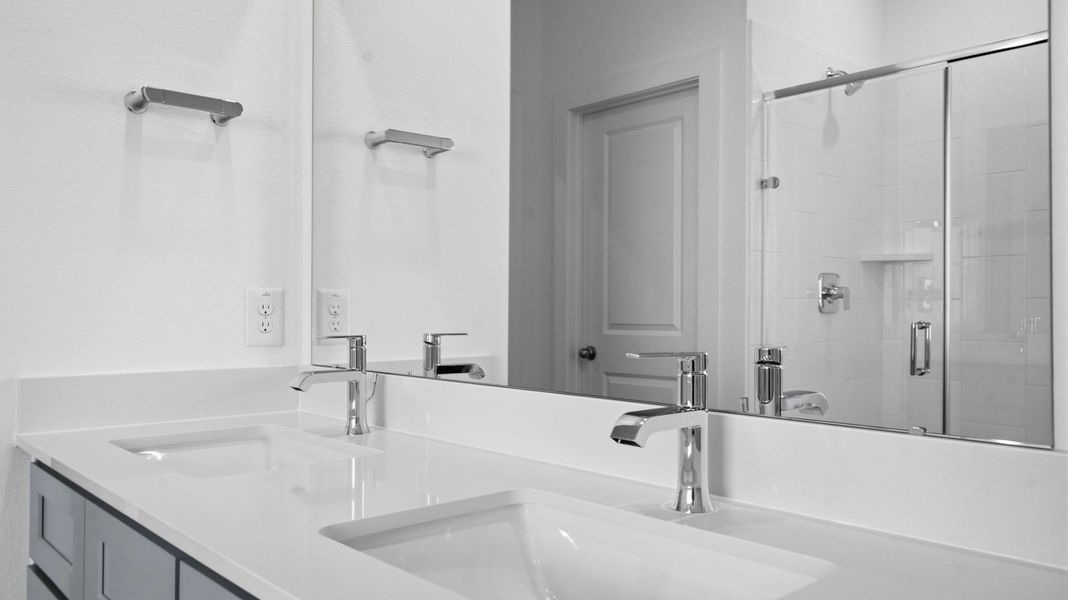 Representative interior finishes for a home built from the Texoma by D.R. Horton in Lago Mar 50' Homesites, Texas City (Image 19).