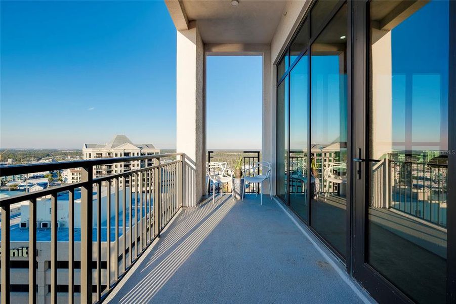 Spacious, unfurnished interior of a new home in , Sarasota (Image 18).