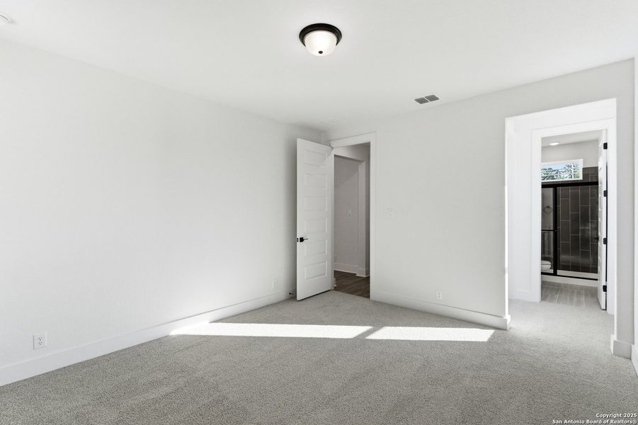 Spacious, unfurnished interior of a new home in Caliza Reserve, Boerne (Image 35).