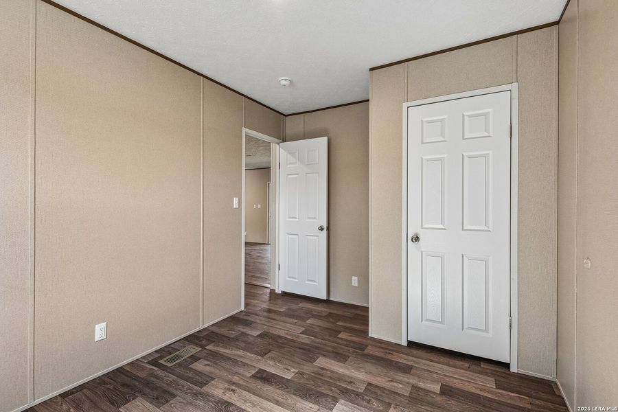 Spacious, unfurnished interior of a new home in , Hondo (Image 21).