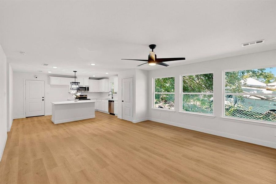 Spacious, unfurnished interior of a new home in , Dallas (Image 27).