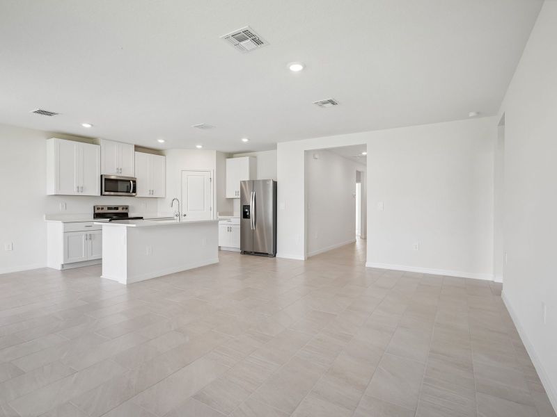 Spacious, unfurnished interior of a new home in The Reserve at Van Oaks, Auburndale (Image 11).