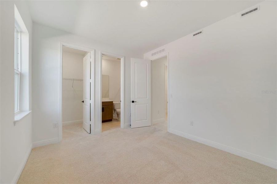 Spacious, unfurnished interior of a new home in Vintner Reserve, Clermont (Image 20).