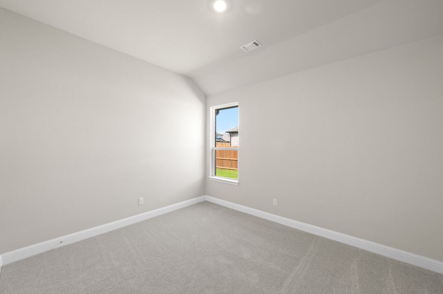 Spacious, unfurnished interior of a new home in Myrtle Creek, Waxahachie (Image 23).
