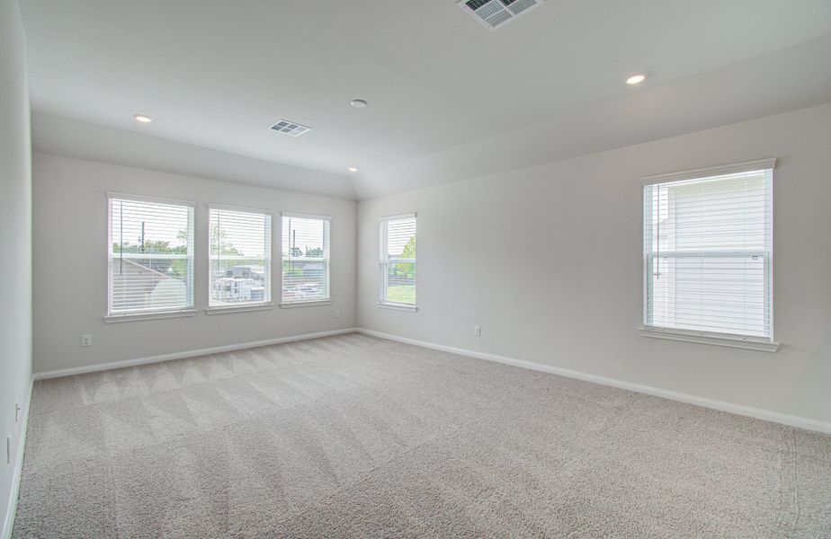 Spacious, unfurnished interior of a new home in Aldine Pines, Houston (Image 41).