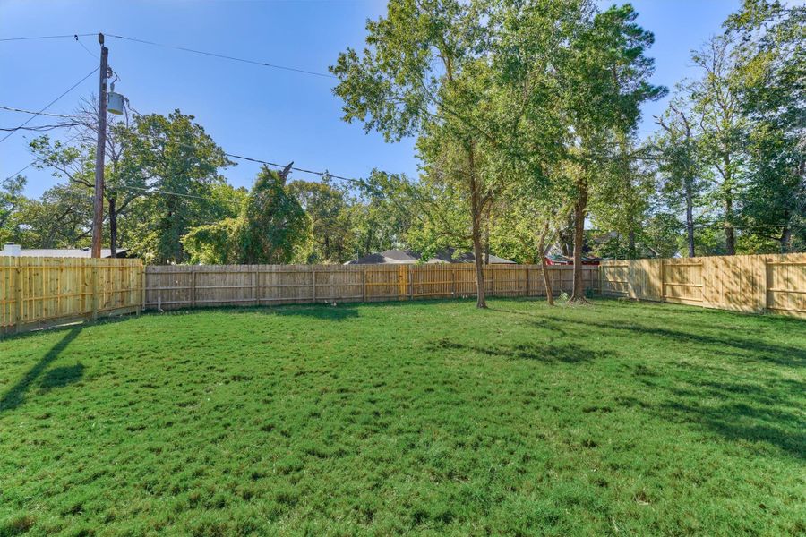 So much room for the pets and kids to run and play! So much room for the pets and kids to run and play!