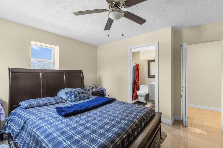 Furnished interior view inside a new home in , Clewiston (Image 7).