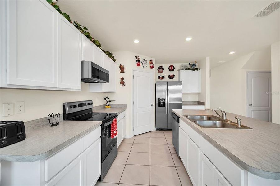 Furnished interior view inside a new home in Greenbrier, Tavares (Image 12).