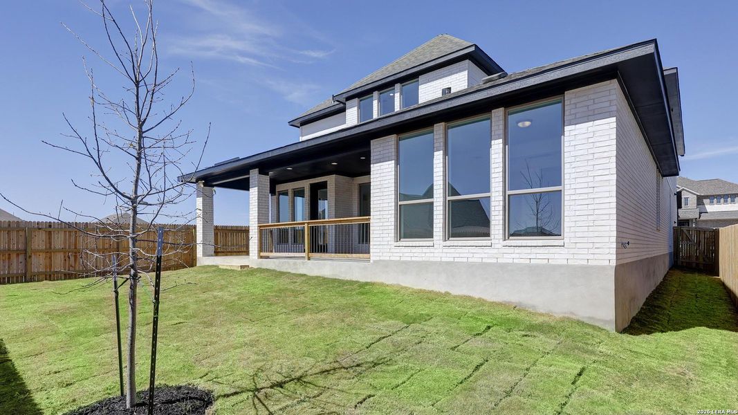Exterior details and patio area of a home in Arcadia Ridge, San Antonio (Image 22).