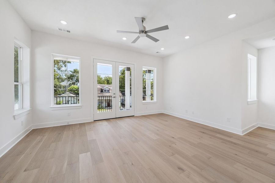 Spacious, unfurnished interior of a new home in , Houston (Image 18).