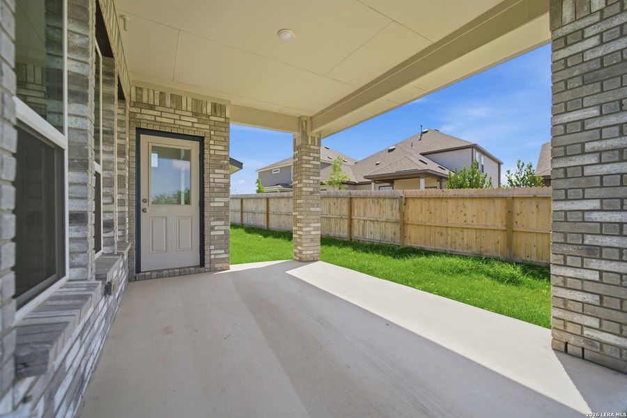 Exterior details and patio area of a home in Arcadia Ridge, San Antonio (Image 3).