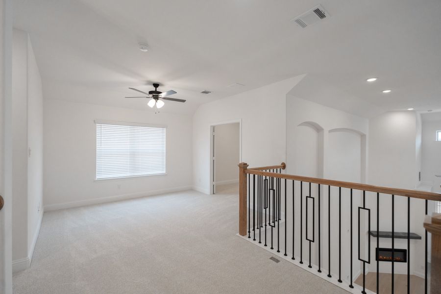Spacious, unfurnished interior of a new home in Valencia on the Lake, Little Elm (Image 24).