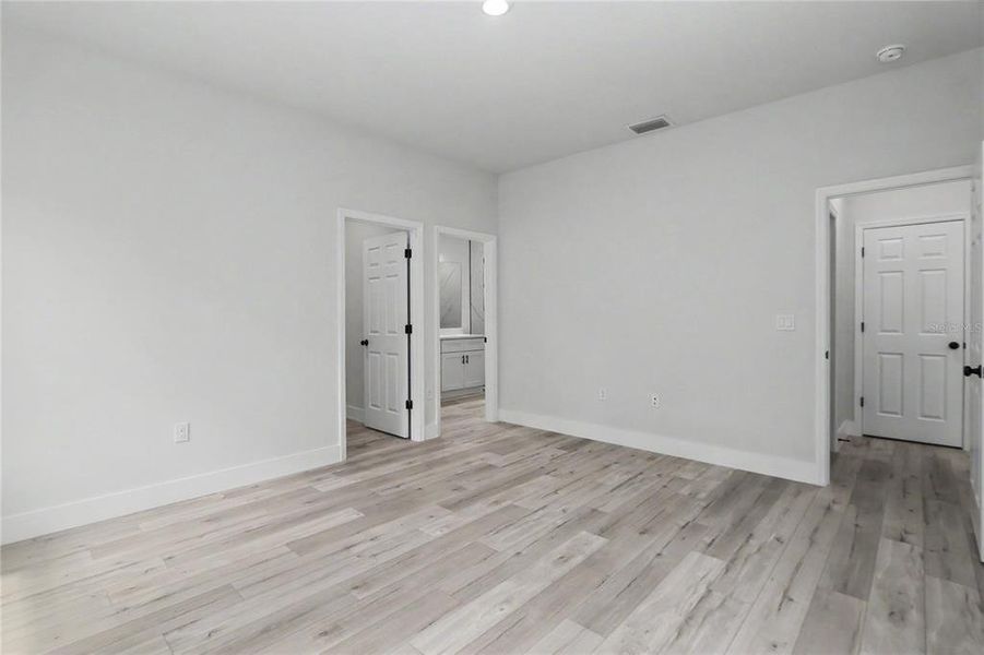 Spacious, unfurnished interior of a new home in , Citrus Springs (Image 36).